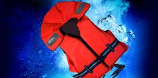 Des gilets de sauvetage pour des usagers de la mer