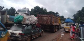 Société : Pourquoi nos marchés débordent les routes?